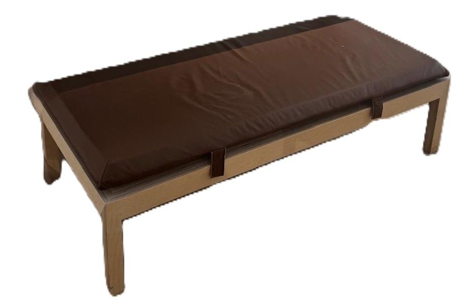 Banc en bois avec assise en cuir marron