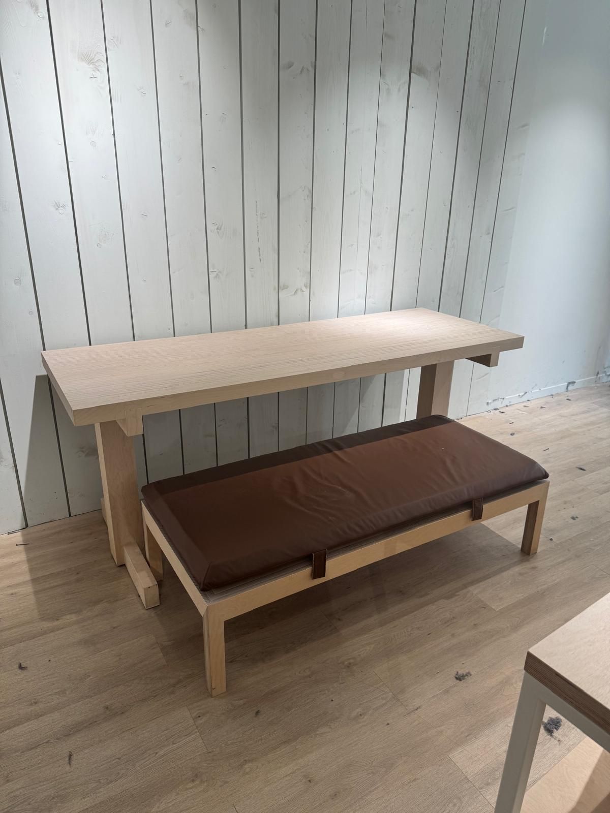 Banc en bois avec assise en cuir marron
