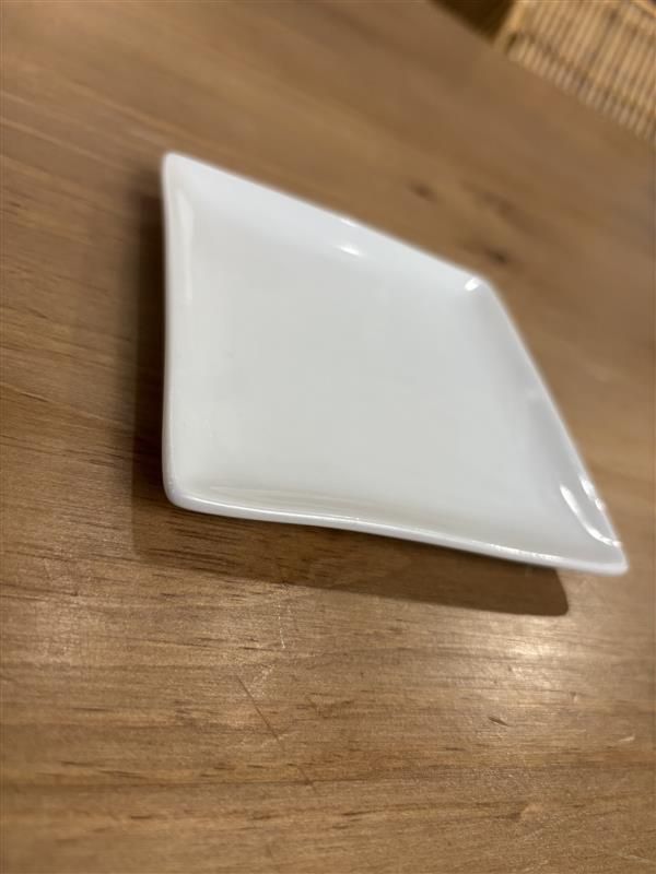 Petite assiette carrée de présentation